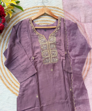 RAZVI Handcrafted Dola Silk Kurta Set with Organza Dupatta-2