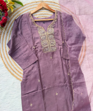 RAZVI Handcrafted Dola Silk Kurta Set with Organza Dupatta-4