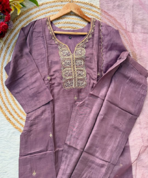 RAZVI Handcrafted Dola Silk Kurta Set with Organza Dupatta-6