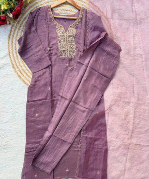 RAZVI Handcrafted Dola Silk Kurta Set with Organza Dupatta-9
